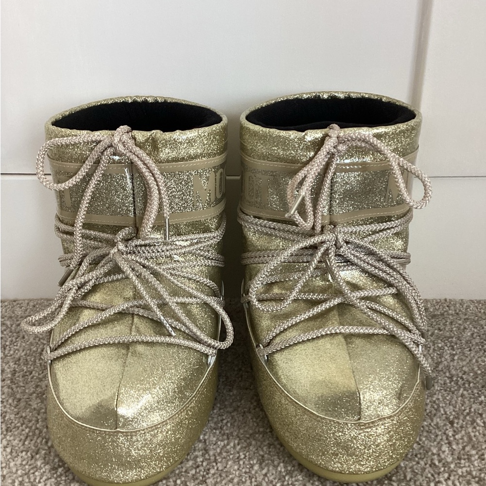 Moon Boot Low Icon Glitter Snow Boot Gold Moon Boots
Glitter Gold Boots Short - Picture 5 of 12